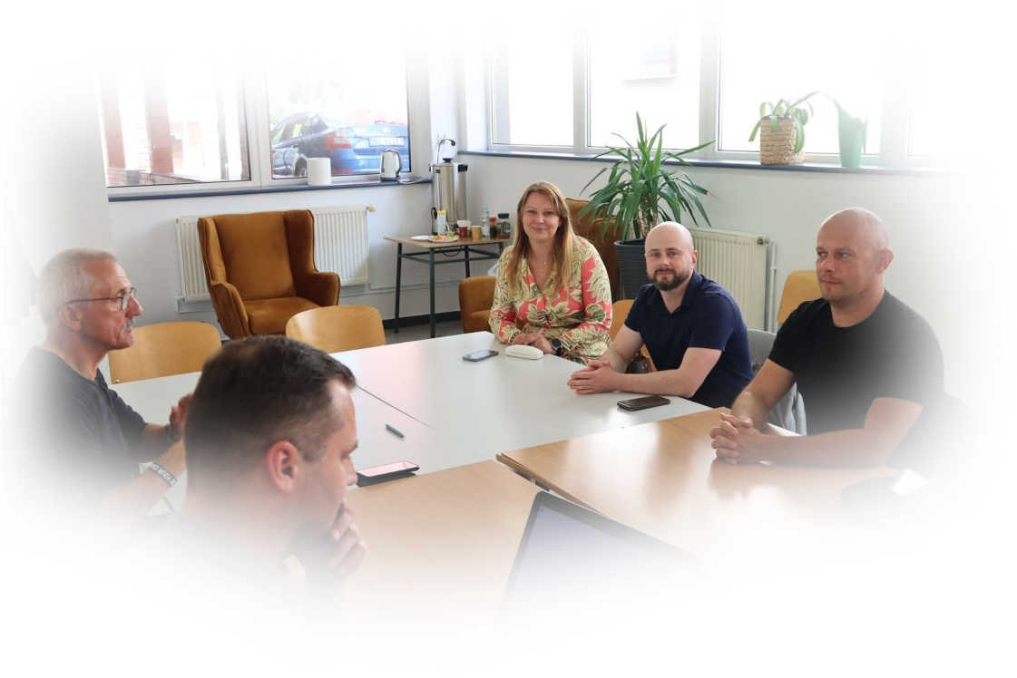 Ludzie siedzący przy stole